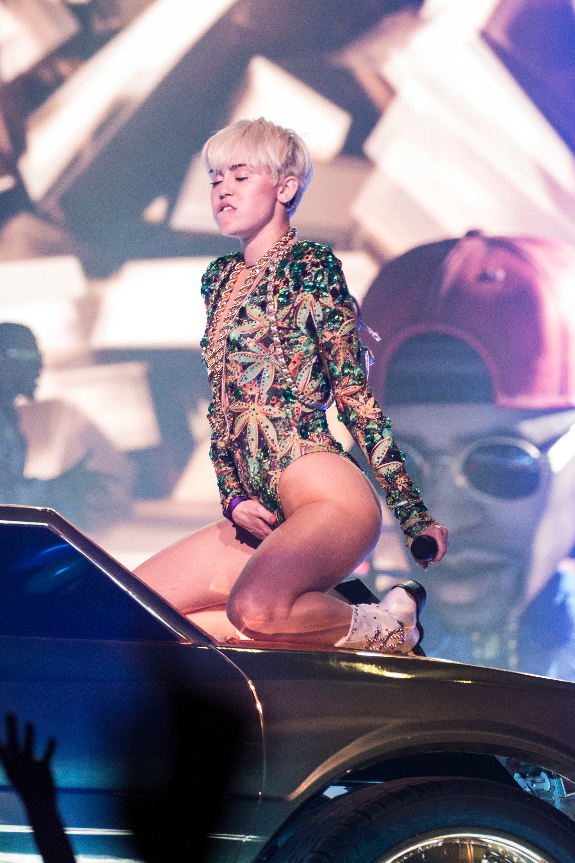 dejen torregoza recommends miley cyrus bloejob pic