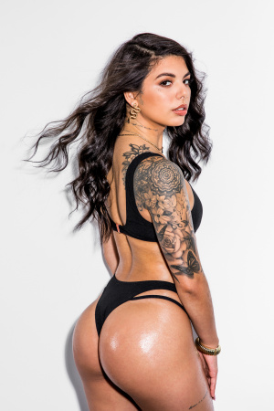 alen nguyen recommends gina valentina tushy pic