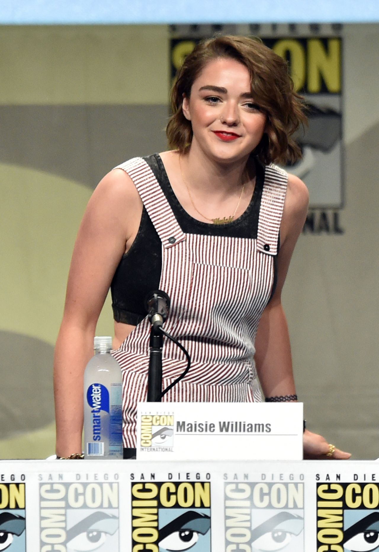 Best of Maisie williams ass