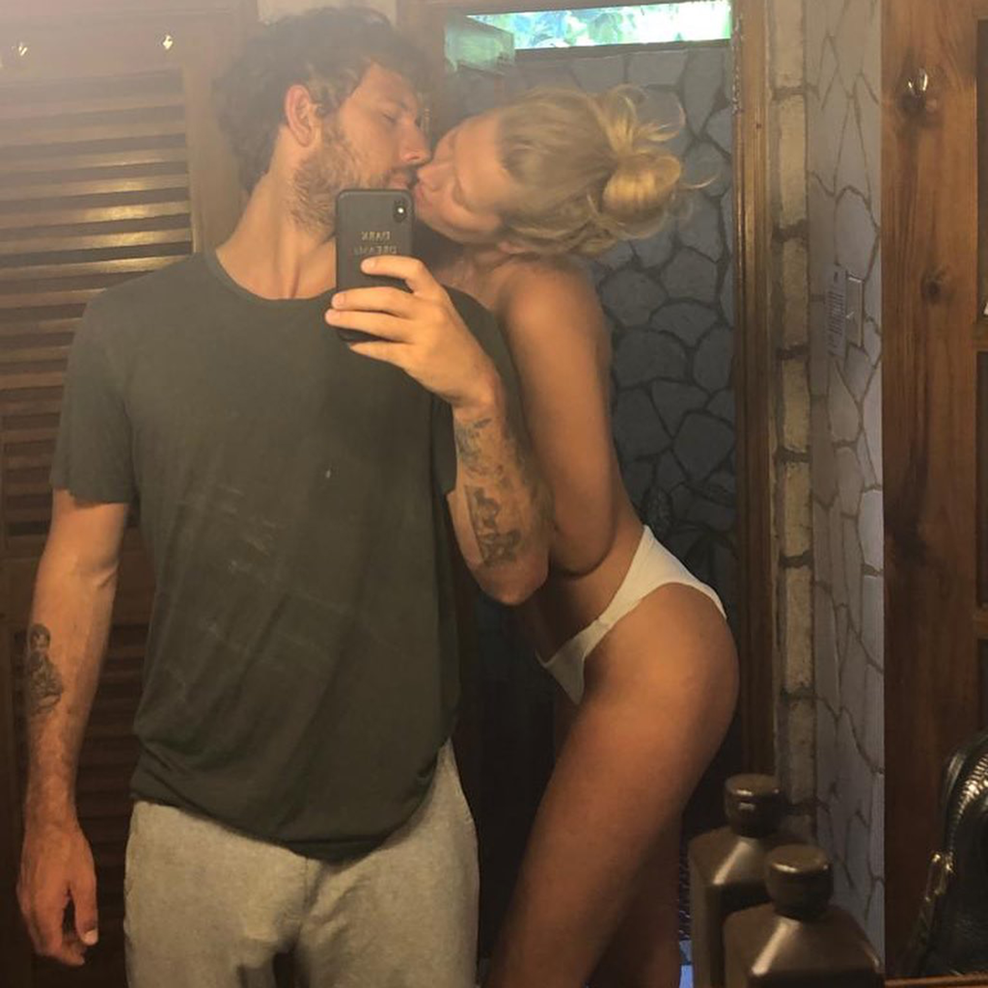 amanda crossman recommends kissing bulge pic