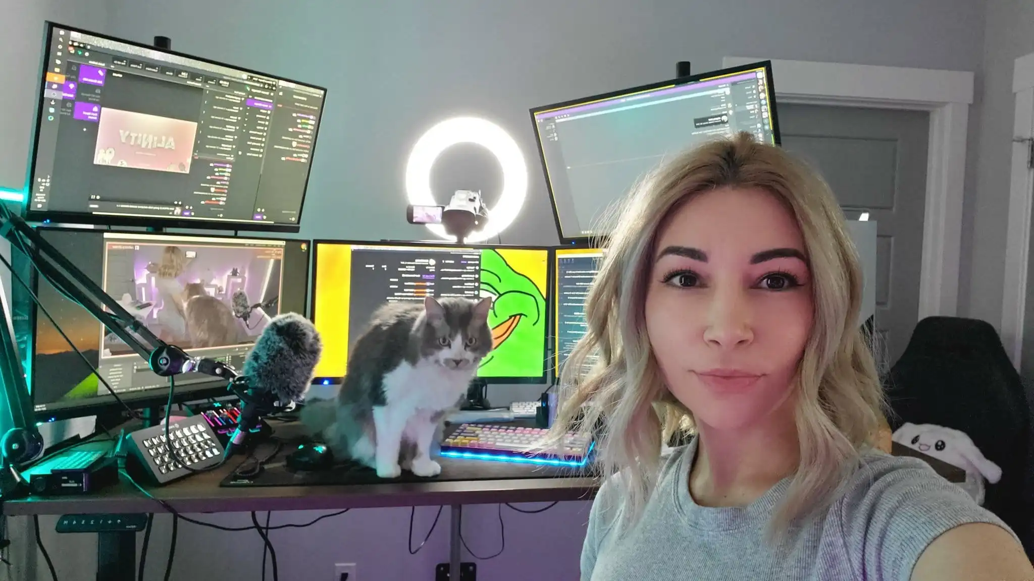 alinity naked